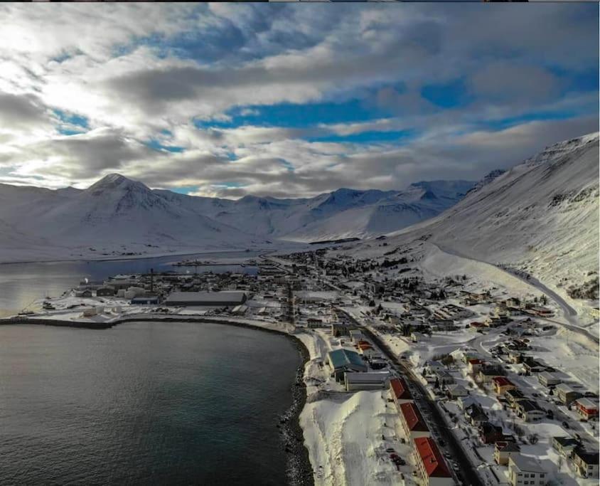 Апартаменти Scenic Penthouse - Ocean View & Skylight Windows Siglufjordur Екстер'єр фото