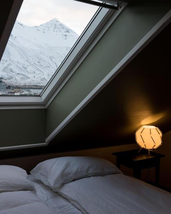Апартаменти Scenic Penthouse - Ocean View & Skylight Windows Siglufjordur Екстер'єр фото